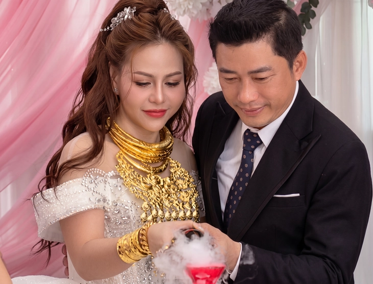 Diễn viên Kinh Quốc bí mật cưới vợ lần 3, cô dâu đeo vàng trĩu cổ   - Ảnh 2.