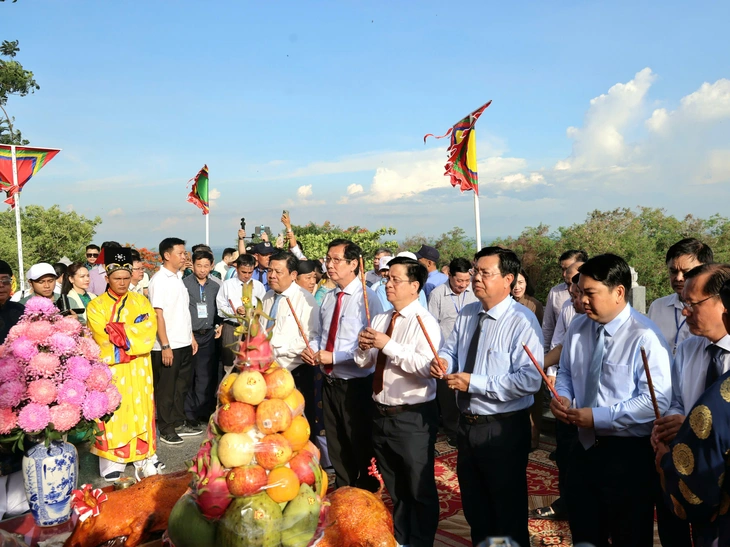 Lễ phục hiện rước tượng và nấu 9 loài hoa tắm Bà Chúa Xứ núi Sam - Ảnh 2.