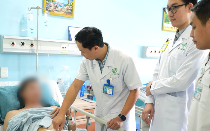 Dùng sào kim loại hái cau bị điện giật chết: Xã cảnh báo nóng - Ảnh 3.