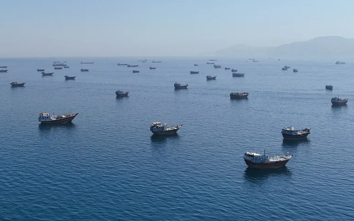 Trực thăng Mỹ rơi gần eo biển Hormuz, ông Trump lên tiếng - Ảnh 2.