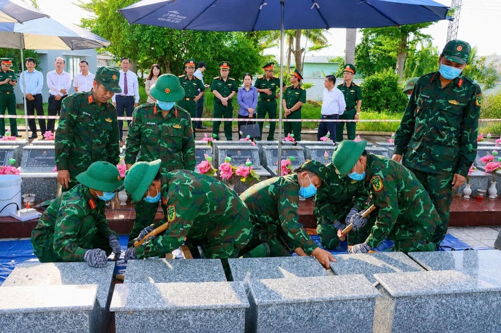 Đồng Tháp lấy mẫu ADN hài cốt liệt sĩ chưa xác định danh tính - Ảnh 1.