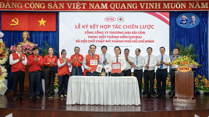 Khi 'ông lớn' bán lẻ SATRA bắt tay với Hội Chữ thập đỏ TP.HCM - Ảnh 1.