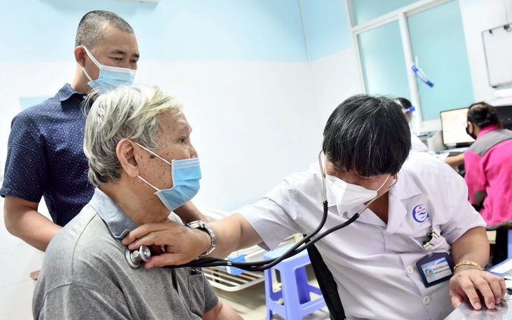 Hàng nghìn người dân TP.HCM được y bác sĩ đến tận nhà thăm khám, theo dõi sức khỏe - Ảnh 2.