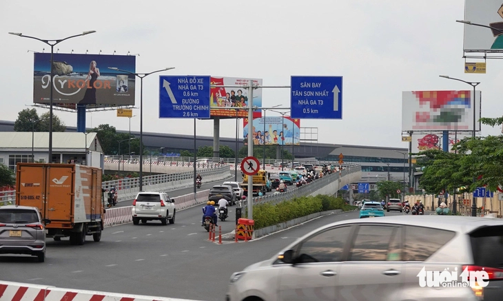 TP.HCM: Không cấp phép lắp biển quảng cáo, biển thông tin cổ động trên vỉa hè - Ảnh 1.