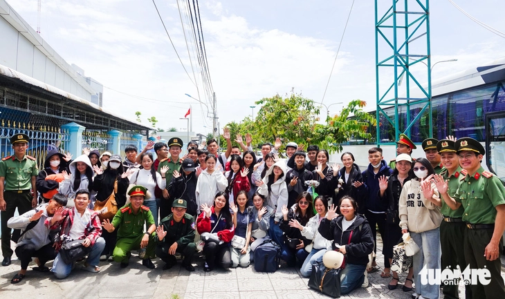 vượt biển đi thi - Ảnh 1.