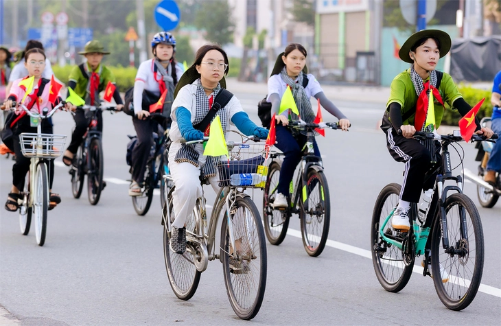 Không thể giao trẻ em cho mạng xã hội: Trả lại cho trẻ đời sống thực - Ảnh 1.