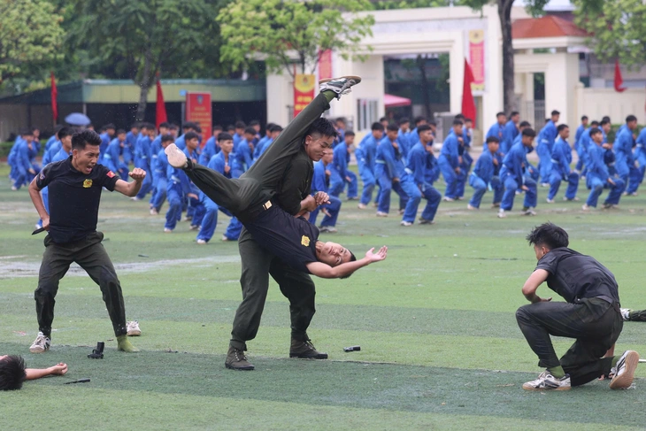 cảnh sát cơ động - Ảnh 7.
