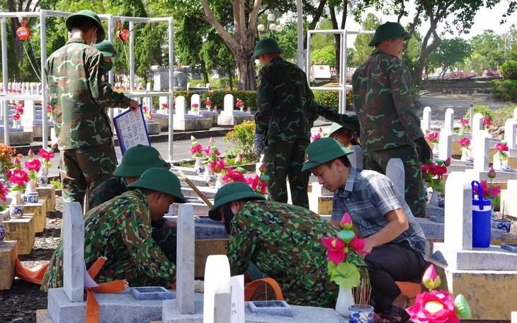 Cà Mau chi hơn 19,7 tỉ đồng hỗ trợ xây mới, sửa chữa mộ liệt sĩ tại gia đình - Ảnh 2.