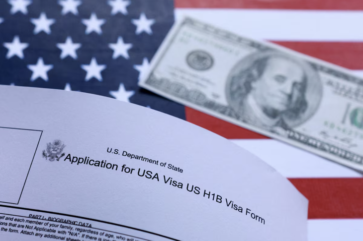 Chính trường Mỹ tranh cãi sau phán quyết bỏ khoản phí thị thực H-1B của ông Trump - Ảnh 2.