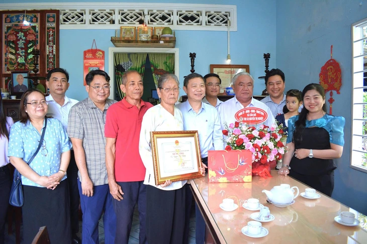 Lãnh đạo TP.HCM thăm, chúc thọ nhiều cụ cao niên tròn 90 tuổi - Ảnh 4.
