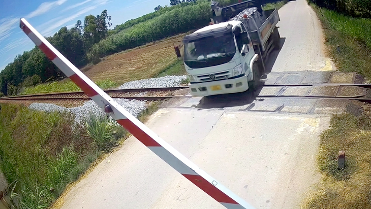 Tài xế cố tình vượt rào chắn đường sắt ở Quảng Ngãi bị phạt hơn 41 triệu đồng - Ảnh 1.