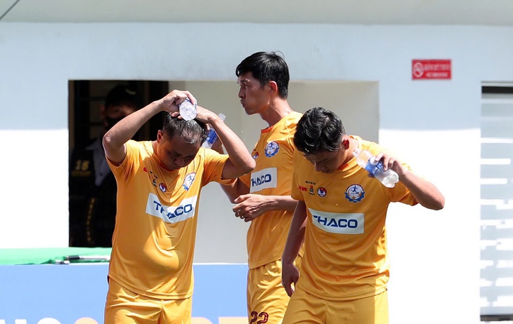 Cầu thủ được làm mát, bổ sung điện giải tại Giải bóng đá công nhân, viên chức Việt Nam 2026 - Ảnh 2.