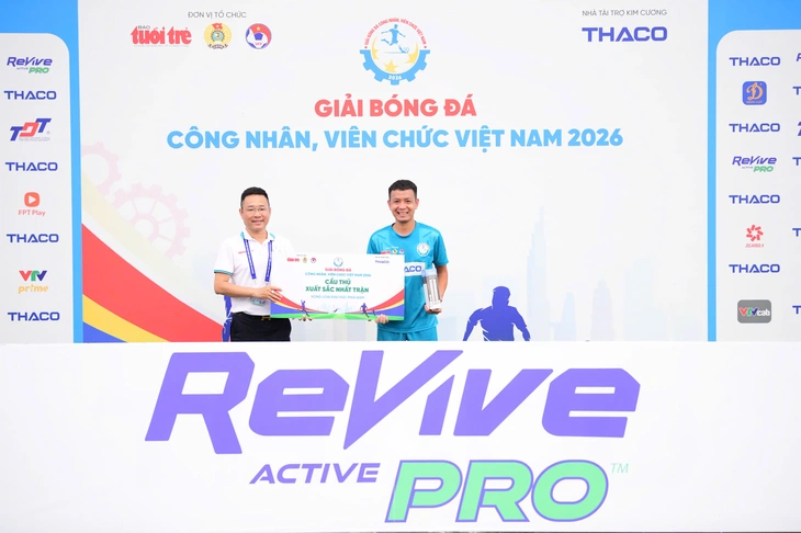 Cầu thủ được làm mát, bổ sung điện giải tại Giải bóng đá công nhân, viên chức Việt Nam 2026 - Ảnh 3.