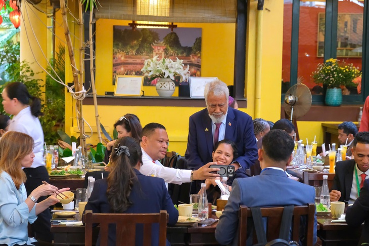 Thủ tướng Timor-Leste vào bếp làm nem cua bể, quan khách Thái Lan ấn tượng bánh xèo Việt Nam - Ảnh 4.