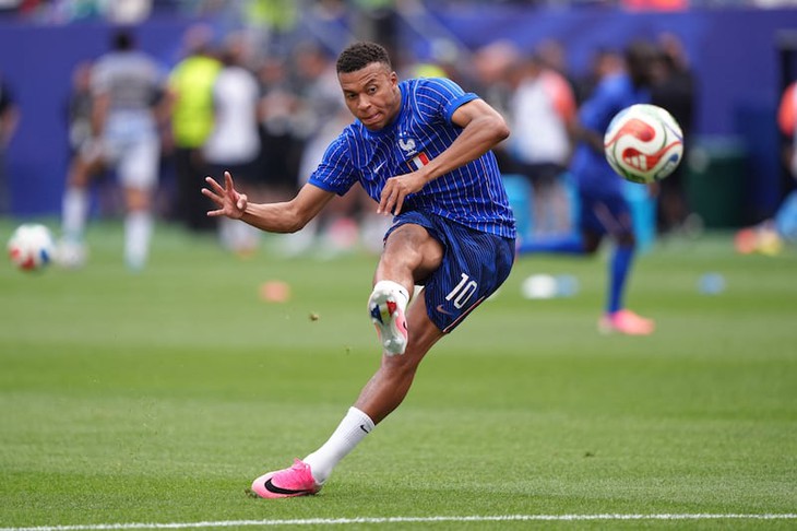 Giới khoa học lý giải tư thế sút dị biệt của Mbappe - Ảnh 2.