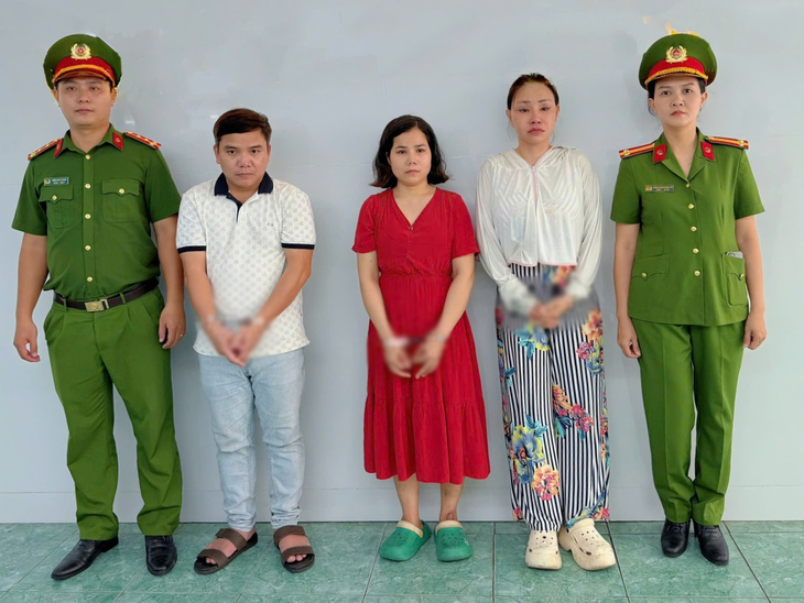 Bắt 3 bị can, thu giữ hàng trăm hộp hàng lậu - Ảnh 2.