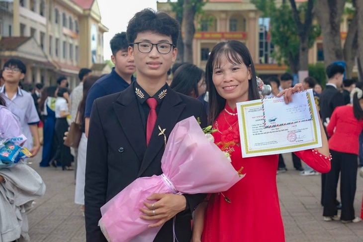 Không ngủ vì tranh thủ làm bài tập - Ảnh 1.