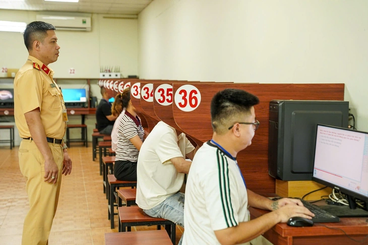 Giấy phép lái xe hết hạn dưới 30 ngày không phải thi lại lý thuyết - Ảnh 1.
