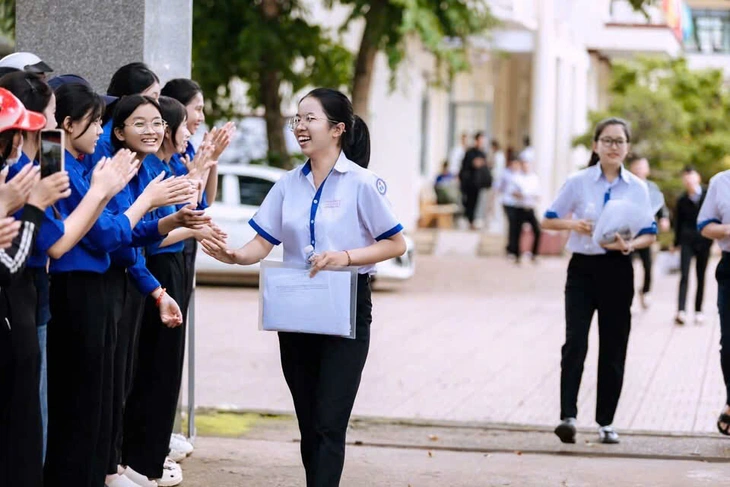 Bàn học chi chít giấy note và giấc mơ trở thành bác sĩ của thủ khoa B00 Đắk Lắk - Ảnh 2.