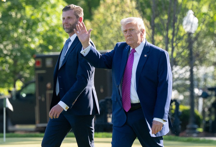 Thu về 2,2 tỉ USD năm 2025, ông Trump là tổng thống Mỹ kiếm tiền giỏi nhất lịch sử - Ảnh 2.