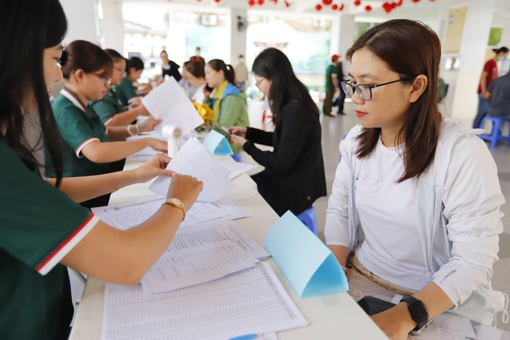 phụ huynh la bị 'khoá chân' chọn trường - Ảnh 1.