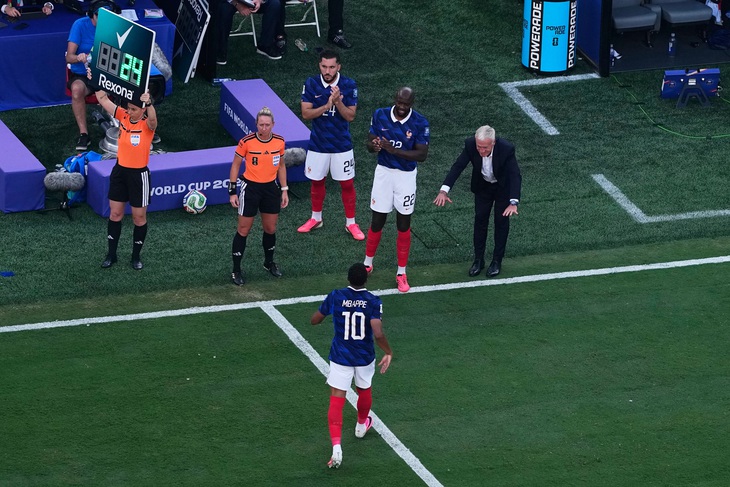 HLV tuyển Pháp cúi đầu thán phục trước Mbappe - Ảnh 1.