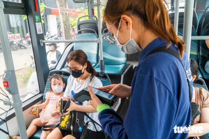 Từ 1-7, Hà Nội miễn phí vé xe buýt trong vành đai 1, nhưng người dân nói vẫn bị thu tiền, vì sao? - Ảnh 1.