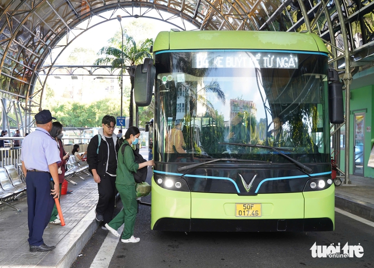 Lượng khách đi xe buýt tăng cao ngày đầu miễn phí, giải quyết ngay khiếu nại xe bỏ trạm - Ảnh 1.