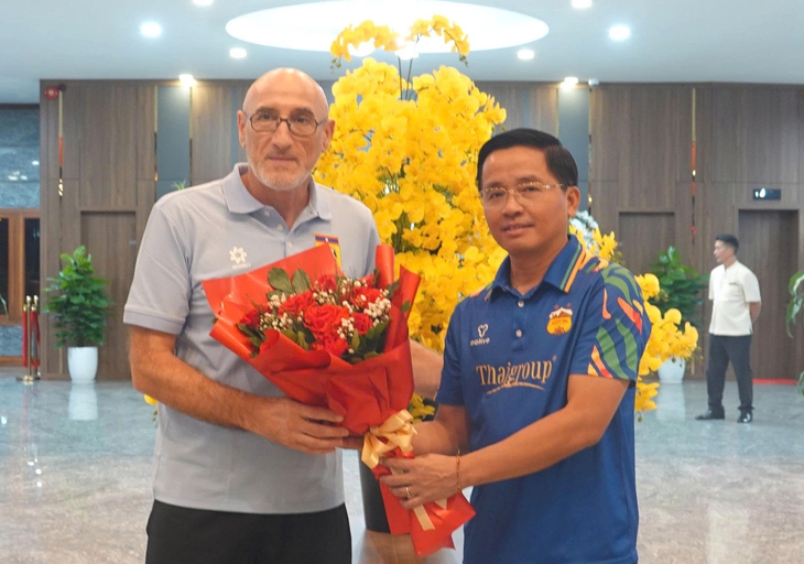 Tuyển Lào đi đường bộ đến Pleiku 'luyện công' cho ASEAN Cup 2026 - Ảnh 1.