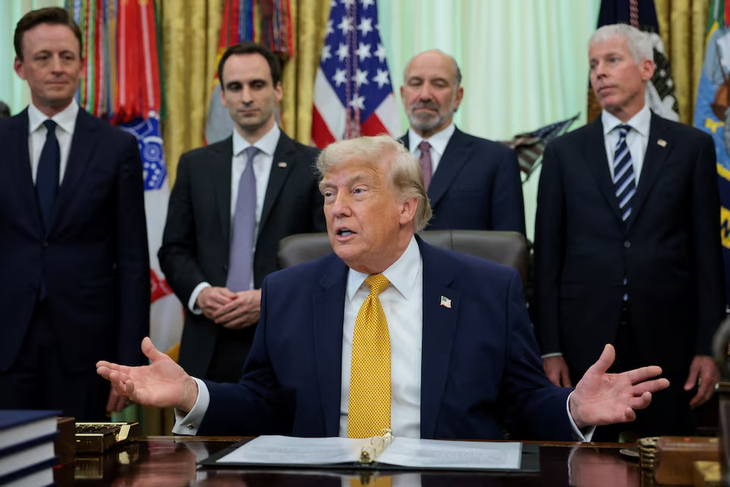 Nhìn lại một năm đối đầu giữa ông Trump và Tòa án Tối cao Mỹ - Ảnh 2.