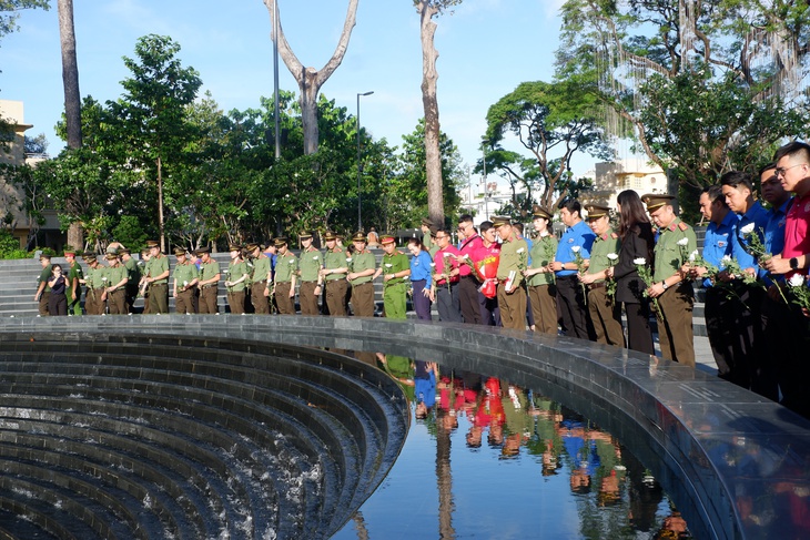 Chào cờ 'Tôi yêu Tổ quốc tôi' kỷ niệm 50 năm thành phố mang tên Bác - Ảnh 4.
