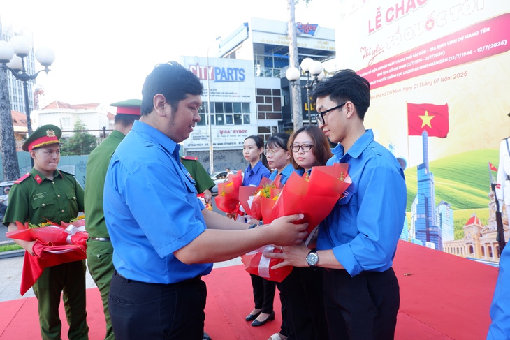 Chào cờ 'Tôi yêu Tổ quốc tôi' kỷ niệm 50 năm thành phố mang tên Bác - Ảnh 3.