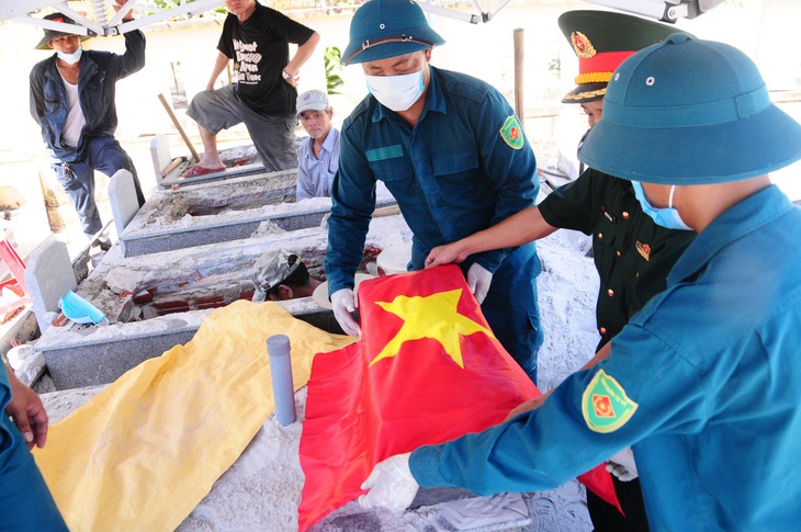 Bộ đội bám dưới nắng nóng đỏ lửa để gạt cát, tìm tro cốt đón liệt sĩ về với gia đình - Ảnh 7.