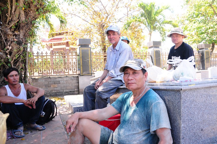 Bộ đội bám dưới nắng nóng đỏ lửa để gạt cát, tìm tro cốt đón liệt sĩ về với gia đình - Ảnh 13.