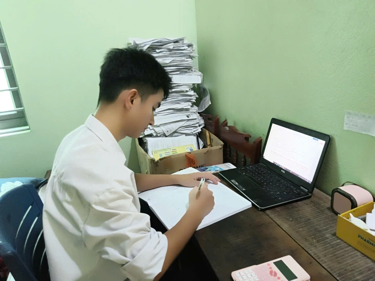 Cậu học trò nông dân xứ Thanh đỗ thủ khoa khối A00 toàn tỉnh - Ảnh 2.