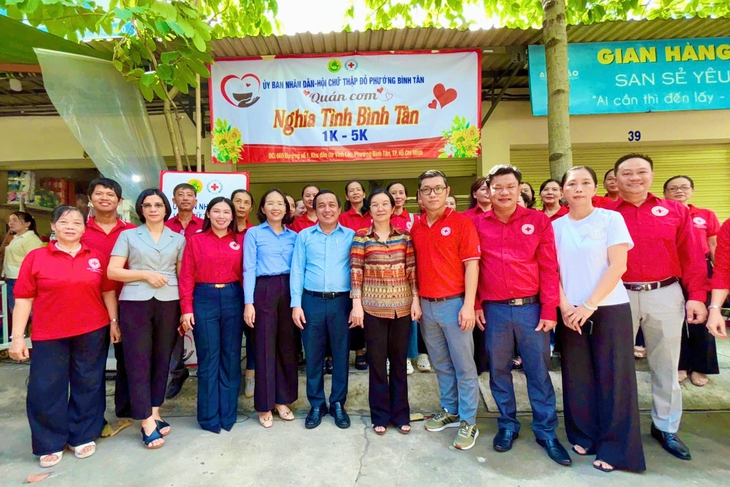 Bình Tân khai trương 'Quán cơm Nghĩa Tình', chăm lo bữa ăn cho người lao động có thu nhập thấp - Ảnh 2.