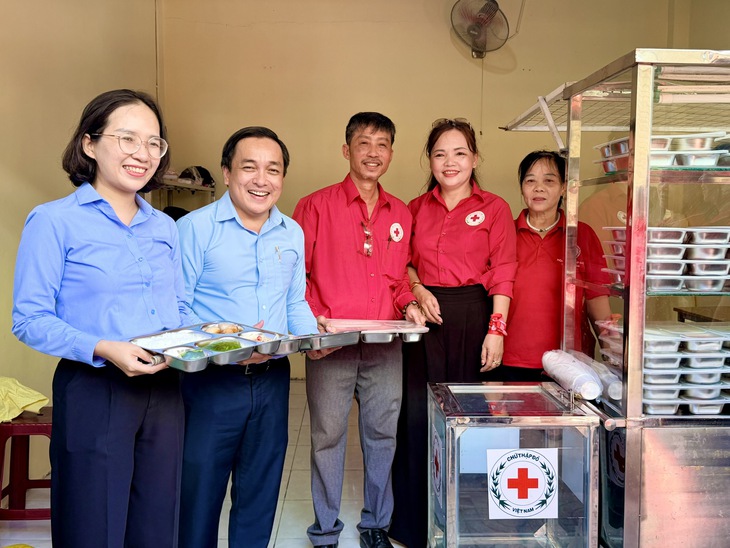 Bình Tân khai trương 'Quán cơm Nghĩa Tình', chăm lo bữa ăn cho người lao động có thu nhập thấp - Ảnh 1.