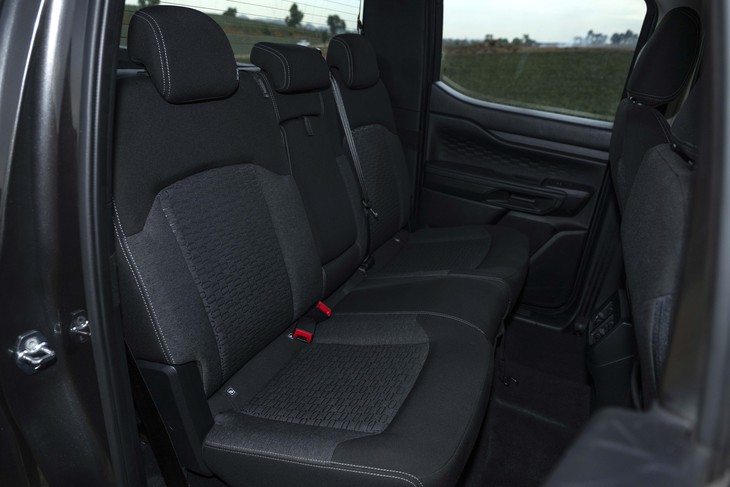 Ford Ranger Wildtrak 2026 bản thấp giá rẻ hơn trước 30 triệu, động cơ chuyển sang máy 2.0 tăng áp đơn - Ảnh 9.