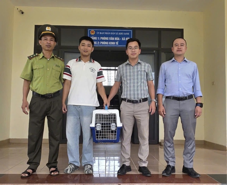 Tê tê Java 4kg kiệt sức lạc vào vườn nhà dân được cứu hộ - Ảnh 1.