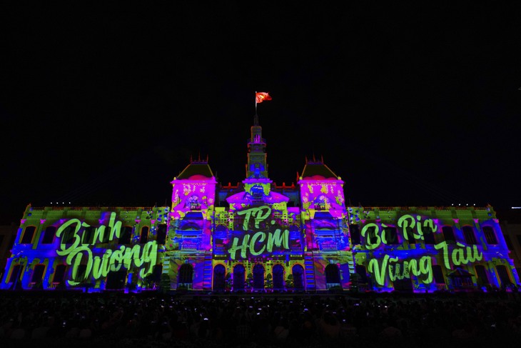 3D Mapping thắp sáng trụ sở UBND TP.HCM trong đêm khai mạc kỷ niệm 50 năm thành phố mang tên Bác - Ảnh 16.