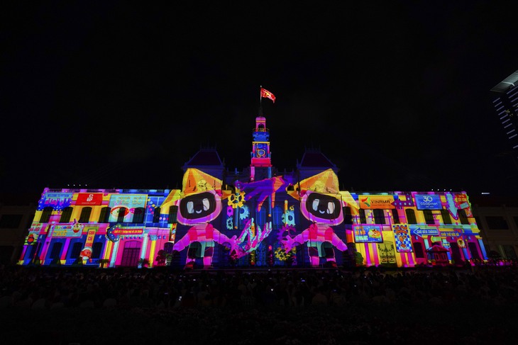 3D Mapping thắp sáng trụ sở UBND TP.HCM trong đêm khai mạc kỷ niệm 50 năm thành phố mang tên Bác - Ảnh 23.