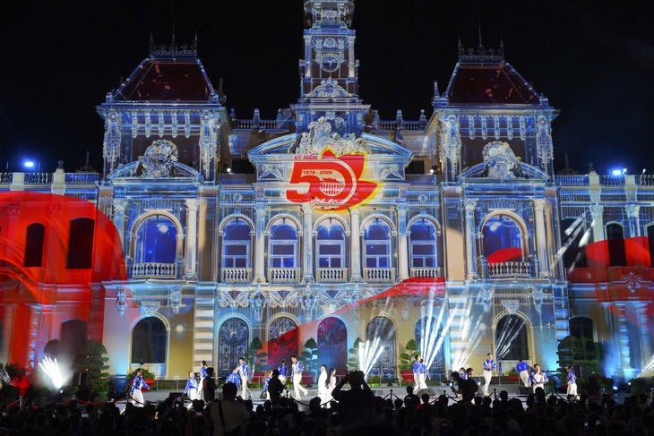 3D Mapping thắp sáng trụ sở UBND TP.HCM trong đêm khai mạc kỷ niệm 50 năm thành phố mang tên Bác - Ảnh 13.