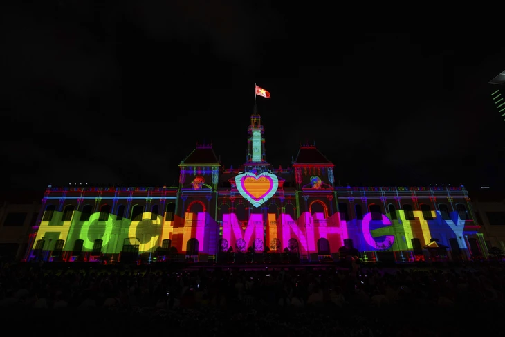 3D Mapping thắp sáng trụ sở UBND TP.HCM trong đêm khai mạc kỷ niệm 50 năm thành phố mang tên Bác - Ảnh 24.