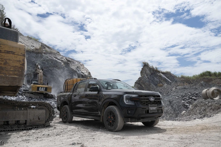 Ford Ranger Wildtrak 2026 bản thấp giá rẻ hơn trước 30 triệu, động cơ chuyển sang máy 2.0 tăng áp đơn - Ảnh 1.