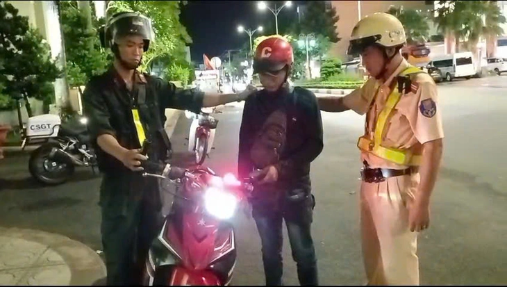 Nam thanh niên giả danh công an hình sự dừng xe kiểm tra giấy tờ, đòi tiền người đi đường - Ảnh 1.
