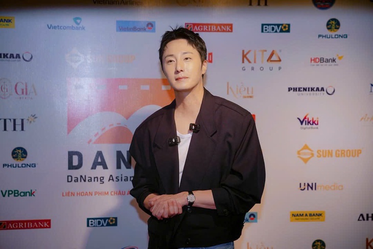 Jung Il Woo khoe ảnh ở Đà Nẵng, fan ưu ái gọi tên 'rể Việt' - Ảnh 2.