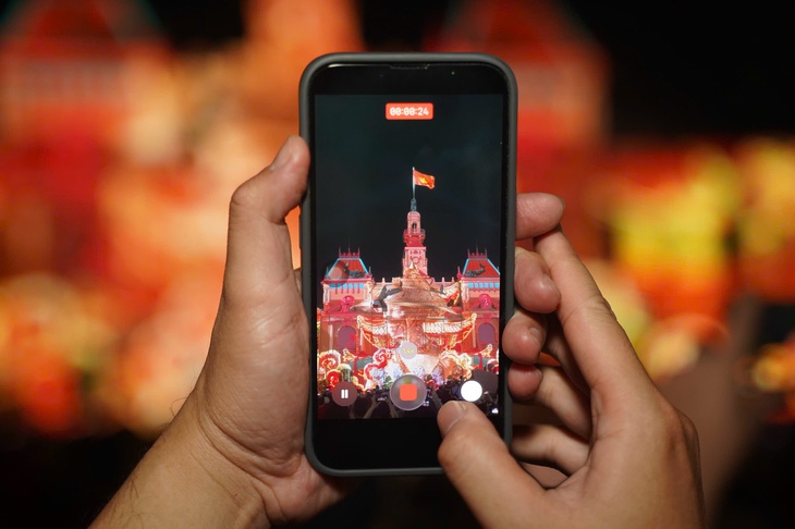 3D Mapping thắp sáng trụ sở UBND TP.HCM trong đêm khai mạc kỷ niệm 50 năm thành phố mang tên Bác - Ảnh 6.