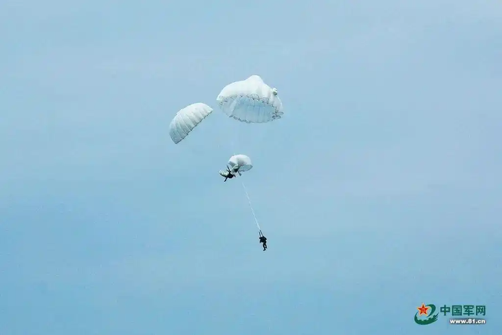 Lính dù Trung Quốc cứu đồng đội ngất xỉu trong tình huống khẩn cấp trên không - Ảnh 1.