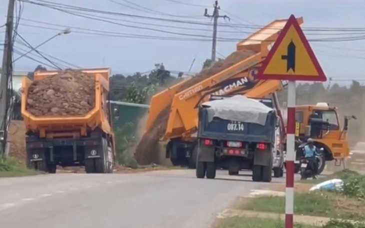 Cát tặc lại rầm rộ hoạt động trên sông Thạch Hãn - Ảnh 11.