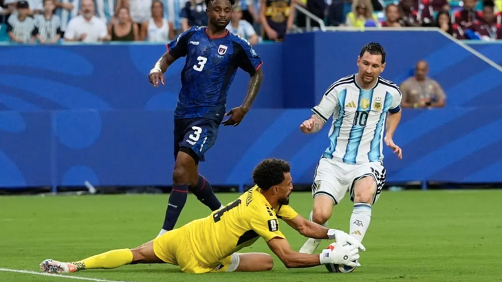 Người hùng World Cup Vozinha sắp làm đồng đội Messi - Ảnh 1.